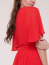 Vestido midi Sandra Darren de gasa plisada color rojo, con escote en V cruzado, mangas cortas fluidas y lazo ajustable en la cintura.