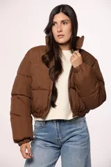Campera bomber de nylon color negro, con cuello alto, cierre frontal y puños elásticos.