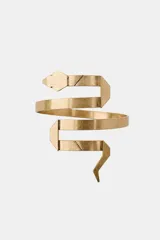 Pulsera brazalete dorada con diseño flexible en forma de serpiente, con detalles geométricos en cabeza y cola.