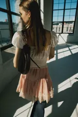 Top blanco de escote cuadrado y mangas cortas abullonadas, con diseño combinado de tejido fruncido en la parte superior y corsé con encaje y cintas colgantes en la parte inferior.