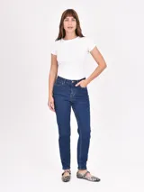 Pantalón jean de tiro alto, corte recto y color azul oscuro.