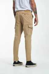 Pantalón cargo gris de gabardina, corte slim, con bolsillos laterales con solapa y bolsillos traseros con ojal y botón. Presenta efecto teñido en la tela.