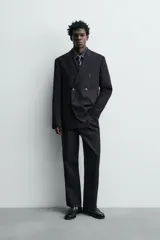 Blazer de corte regular fit confeccionada en tejido de lana italiana. Presenta cuello con solapas de pico, cierre frontal de botonadura cruzada, bolsillo de vivo en el pecho y bolsillos con solapa en la cadera.