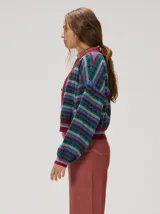 Cardigan crop de punto de algodón con mangas semi-abultadas, hombros caídos y puños acanalados. Presenta un diseño de rayas horizontales multicolor con gráficos en miniatura y cierre frontal de botones.
