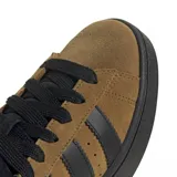 Championes adidas modelo Campus 00s, confeccionados en gamuza color marrón con detalles en negro, incluyendo las icónicas tres tiras laterales, cordones y suela de goma.