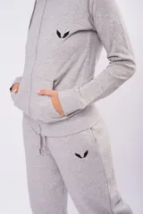 Campera de felpa con frisa y lycra color bordó, con capucha, cierre metálico y bolsillos frontales.