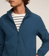 Campera bomber negra con cuello alto, cierre frontal por cremallera, puños y cintura elásticos.