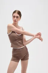 Musculosa deportiva de poliamida, color negro con detalles de ribetes blancos en el cuello y sisas. Presenta un diseño ajustado al cuerpo con escote profundo.