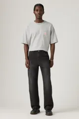 Pantalón tipo carpenter de corte holgado y recto, con diseño de cinco bolsillos y costuras reforzadas características del estilo utilitario.