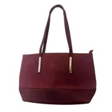 Cartera tipo tote color bordó, con diseño de doble textura y detalles metálicos plateados en la unión de las asas.