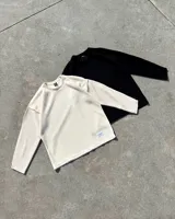 Buzo color crema de lana premium con textura acanalada y costuras expuestas.