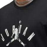 Remera negra de manga corta con cuello redondo. Presenta un estampado frontal con el logo Jumpman y la palabra Jordan en letras blancas con efecto geométrico.