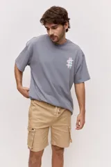 Bermuda cargo de gabardina color beige, con bolsillos laterales con solapa y cordón ajustable en la cintura.