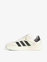 Championes Adidas Samba XLG color crema con las tres tiras laterales en negro.