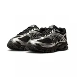 Championes Nike Air Max Moto 2K, con diseño inspirado en el running de los años 2000 y estética Y2K, confeccionados con capellada de cuero sintético y material textil en color negro con detalles metalizados plateados. Incorporan tecnología Max Air para amortiguación y suela de goma resistente.