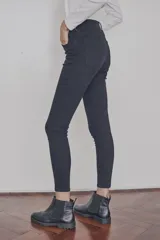 Pantalón de jean skinny negro de tiro medio.