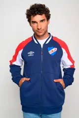 Campera bomber Umbro del Club Nacional de Football, color azul marino con diseño tricolor en las mangas con rojo y blanco, cuello tipo rib con rayas, y cierre frontal completo.