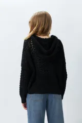 Canguro calado color crema, de manga larga con capucha y cordones.