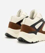 Championes chunky de media caña marca Renner, con diseño en color beige, marrón y detalles en negro. Confeccionados en poliuretano con recortes superpuestos, perforaciones para mayor ventilación, cordones al tono y suela gruesa texturizada.