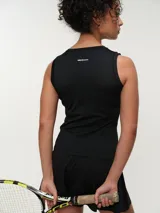Musculosa deportiva color gris oscuro, con cuello redondo y diseño sin mangas.