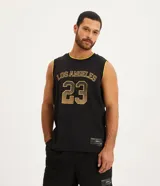 Musculosa deportiva de baloncesto Get Over, confeccionada en tejido de malla texturizada con tecnología Dry Fit. Presenta cuello redondo con ribete amarillo, estampa frontal con la inscripción 'Los Angeles' y el número '23' en color amarillo, y etiqueta decorativa en el bajo.