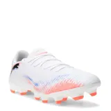 Championes de fútbol Puma Future 8 Play FG, color blanco con detalles en naranja y azul. Diseño con logo Puma en el lateral y suela con tapones para césped natural.