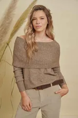 Buzo de tejido de punto color marrón, con cuello amplio y versátil que permite usarlo sobre los hombros o como cuello tipo buche. Es de manga larga y tiene un calce cómodo.