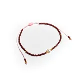 Pulsera de hilo color rosa con cuentas pequeñas color bordó y detalles dorados. Incluye una perla blanca en el centro.