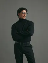 Polera de tejido de punto fino en color verde oliva, con cuello alto acanalado y mangas largas.