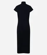 Vestido midi negro de punto texturizado, con cuello alto plegable, mangas cortas y aberturas laterales, confeccionado por Marfinno.