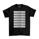 Remera de manga corta color negro, confeccionada en algodón, con estampado frontal de la inscripción "Muertevideo" repetida en varias líneas horizontales en color blanco.