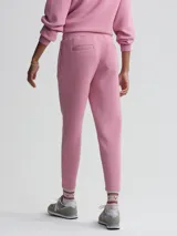Pantalón deportivo rosa de corte slim, confeccionado en tejido DoubleSoft® con cintura acanalada.
