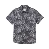 Camisa de manga corta con estampado de hojas blancas sobre fondo negro, con cuello clásico y cierre con botones.