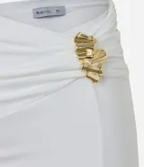 Pollera new midi color blanco, de corte ajustado con fruncido en la cintura, detalle de adorno metálico frontal y tajo lateral.