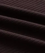 Camisa polo de corte slim, color marrón oscuro, con textura acanalada vertical, cuello clásico y cierre frontal de botones.