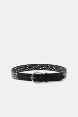 Cinturón de efecto piel en color negro, con diseño de tachas metálicas y perforaciones decorativas a lo largo de toda la pieza. Cuenta con hebilla metálica cuadrada en tono plateado.