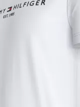 Remera de cuello redondo confeccionada en algodón, con el logo de la marca bordado en el pecho.