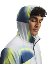 Campera deportiva con capucha Under Armour Velocti Storm, con estampado abstracto en tonos blancos, azules y amarillos. Cuenta con cierre frontal y bolsillos laterales con cierre.