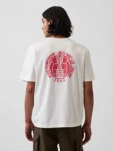 Remera de algodón color blanco con estampa circular en la espalda en color rojo, alusiva al Mundial de Fútbol de 1966.