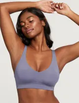 Bralette de lycra color rosa con estampado floral, sin aro y con copas internas removibles. Breteles fijos regulables y cierre trasero de tres posiciones.