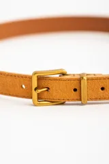 Cinto de cuero color marrón, con hebilla cuadrada dorada.