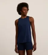 Musculosa deportiva Get Over de microfibra texturizada color azul marino, con cuello redondo, tirantes anchos y bajo redondeado.