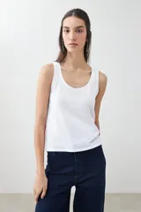 Musculosa verde con escote redondo a la base y sisas anchas.