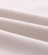 Remera de manga larga para hombre, confeccionada en algodón con tejido texturizado tipo ottoman. Presenta cuello tipo polo con cierre de botones y un calce cómodo.