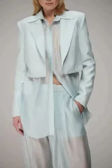 Blazer cropped de sastrería en color celeste pastel, con silueta estructurada, solapas clásicas y diseño de líneas limpias.
