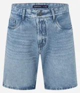 Bermuda masculina de jeans, color celeste claro lavado, de corte recto, con cierre tradicional y bolsillos.