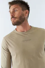 Remera básica de hombre color blanco, de manga larga y escote redondo, con logo y arte estampado en el pecho que dice "NEVER STOP EXPLORING Established in Torino, Italy. Since 1971".