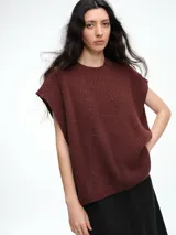 Chaleco de tejido de punto con lana y alpaca, de corte relajado y caída recta. Presenta laterales abiertos con cierre de botones y cuello redondo.