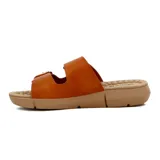 Sandalias negras con plataforma, dos tiras anchas con hebillas doradas ajustables y plantilla texturizada color beige.