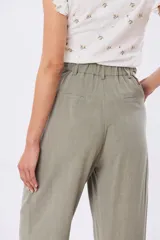 Pantalón de lino y viscosa color beige, de pierna amplia, corte recto y media cintura elastizada con presillas.